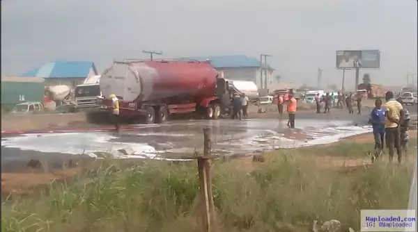 Photos: Residents Rush To Scoop Fuel As Tanker Crashes Along Lagos-Ibadan Road